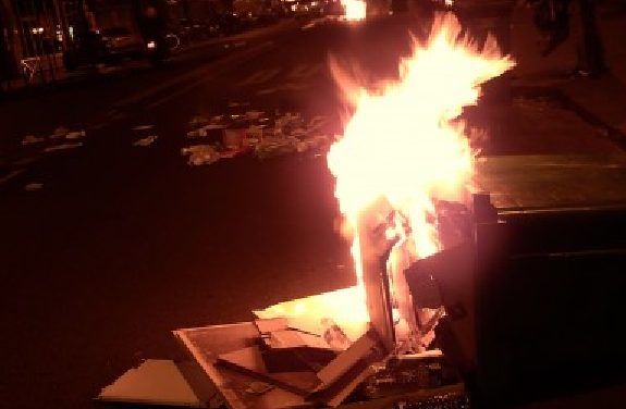 Un caillasseur interpellé : feux de poubelles en série et jets de projectiles contre les forces de l’ordre à Vienne