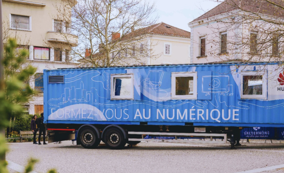 Du 27 mai au 8 juin, un camion  DigiTruck garé cours Brillier à Vienne va dispenser des formations gratuites au numérique