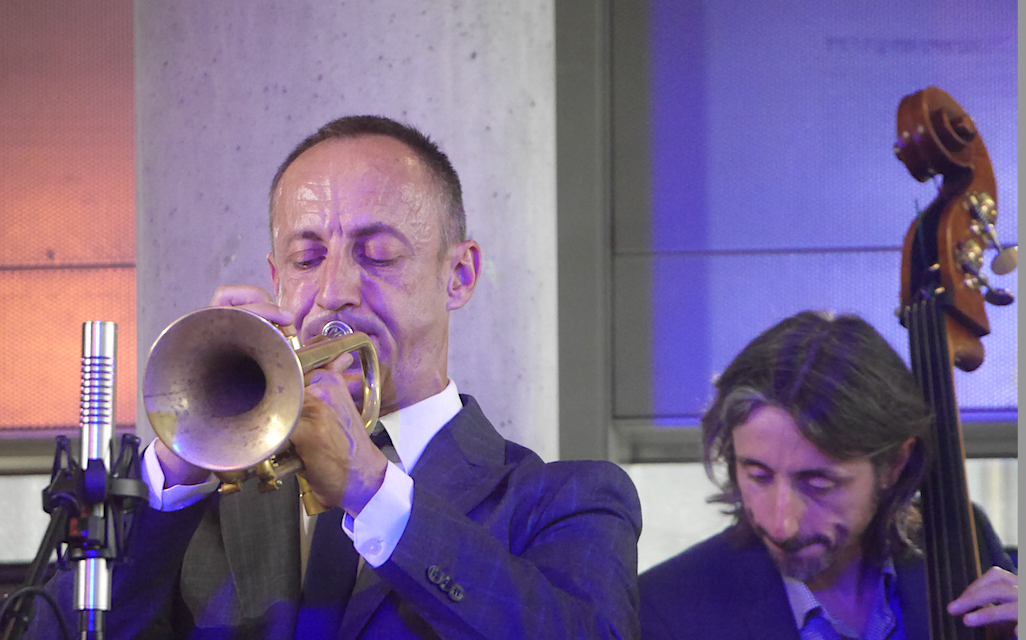 Avant Kyle Eastwood ou Rhoda Scott la saison prochaine, le trompettiste viennois Hervé Salamone enchante le Quartier Latin Jazz Club avec une superbe création en avant-1ère