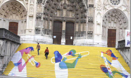 Ça y est : les contremarches de la cathédrale Saint-Maurice habillées pour le Festival…