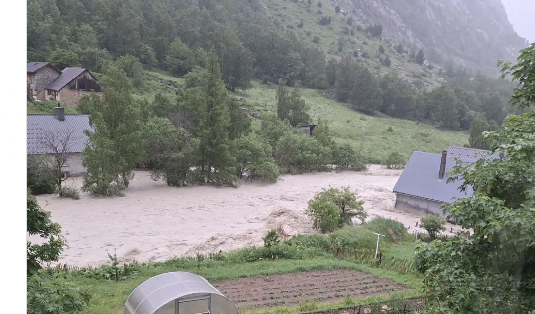 Intempéries : un pont emporté par un torrent en Isère, une vingtaine d’habitants évacués par hélicoptère