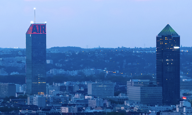 La tour Incity, la plus haute de Lyon,  va changer de couleur le soir, en fonction de la pollution atmosphérique attendue le lendemain !