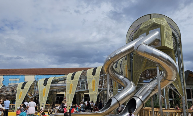 Caterpilou, une monumentale aire de jeux en forme de chenille ouvre à La Confluence et connaît d’emblée le succès
