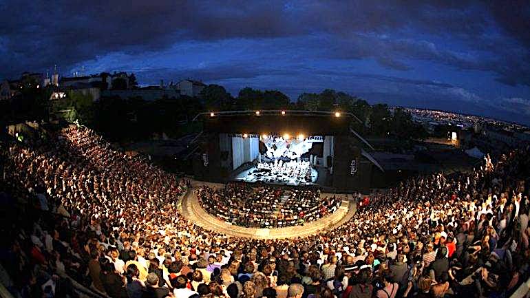 Peur de l’orage : la chanteuse Cat Power annule son concert  au bout de quelques minutes aux Nuits de Fourvière !