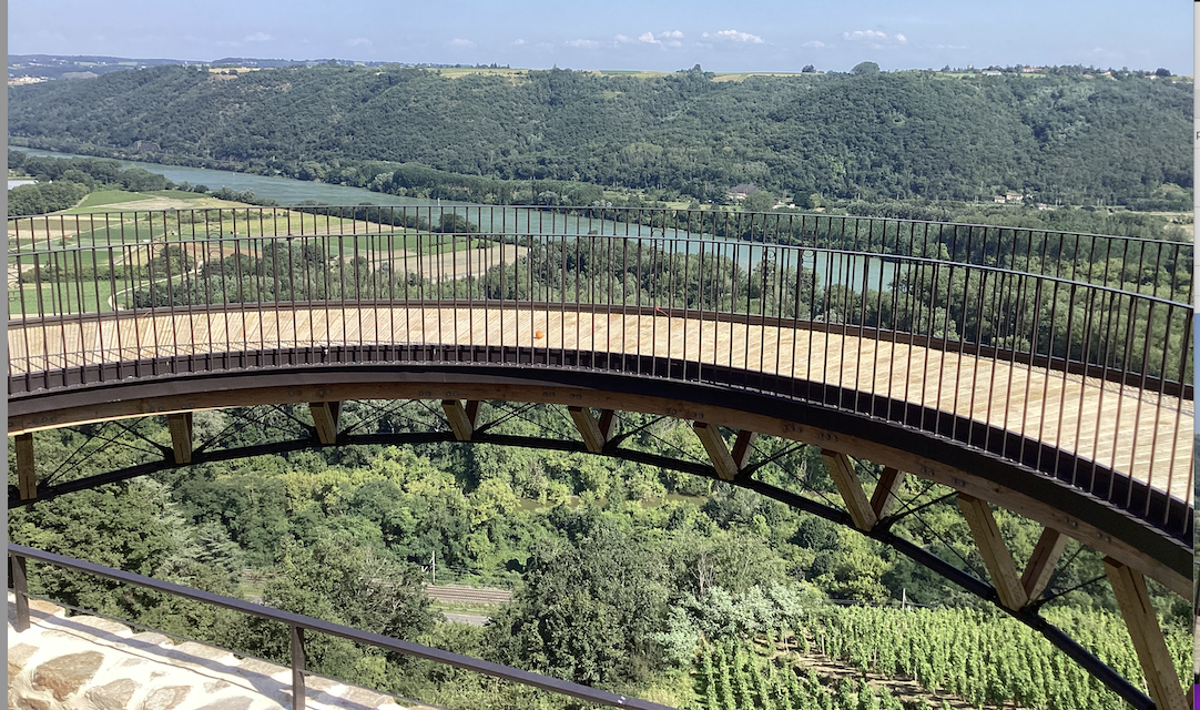 Un spectaculaire belvédère désormais installé au-dessus du vide et des vignobles, à Tupin-Semons, près d’Ampuis