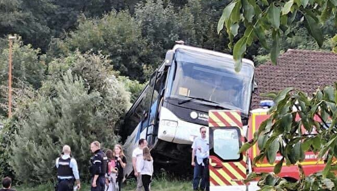 Spectaculaire  accident de car, près de Villefranche-sur-Saône  dans le Rhône : 5 collégiens blessés