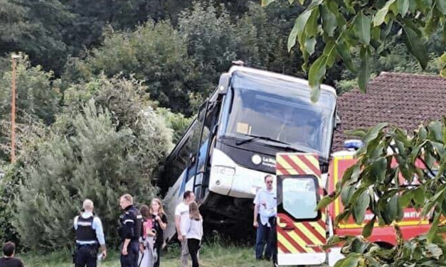 Spectaculaire  accident de car, près de Villefranche-sur-Saône  dans le Rhône : 5 collégiens blessés