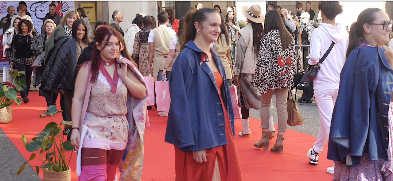 Devant l’hôtel-de-ville, la fashion-week à la viennoise attire plus de 400 personnes