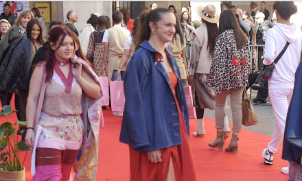 Devant l’hôtel-de-ville, la fashion-week à la viennoise attire plus de 400 personnes