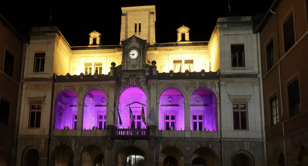 Avec l’illumination de la mairie de Vienne cette nuit : lancement d’Octobre rose marqué par une marche, une pink party, un calendrier, etc.