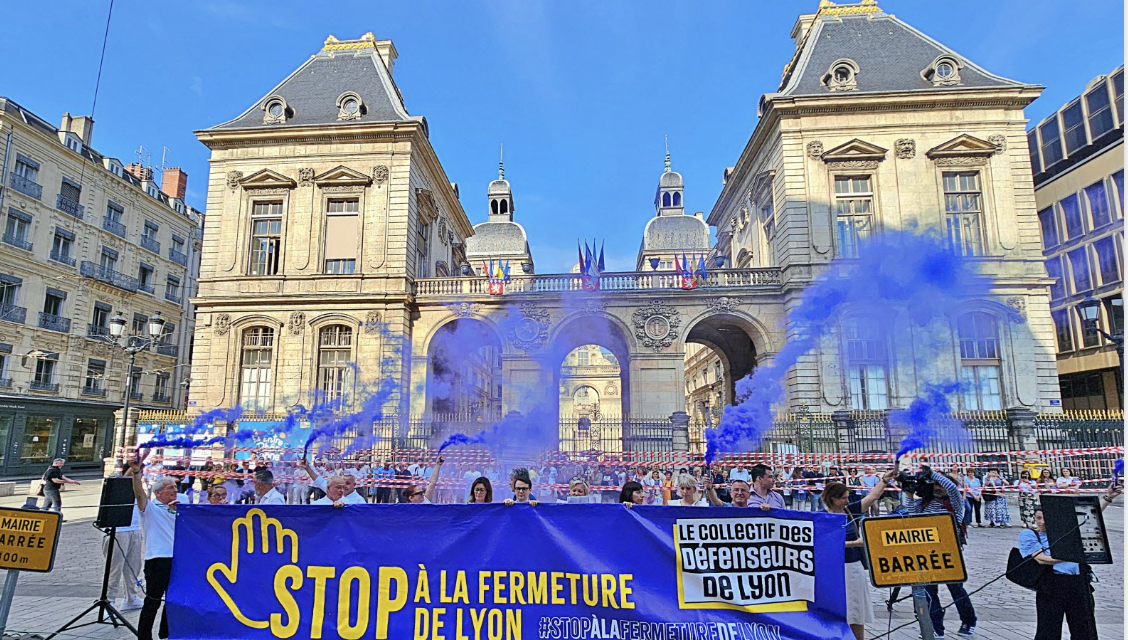 Contre « la piétonnisation à outrance », le Collectif des Défenseurs de Lyon et du Grand Lyon manifeste ce matin devant le siège de la Métropole