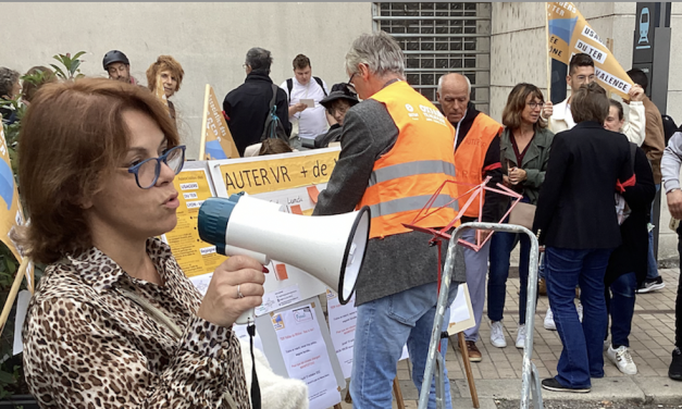 Dans le cadre du Tour Alternatiba, lundi, une manifestation… en pyjama devant la gare de Vienne pour protester contre le couvre-feu ferroviaire