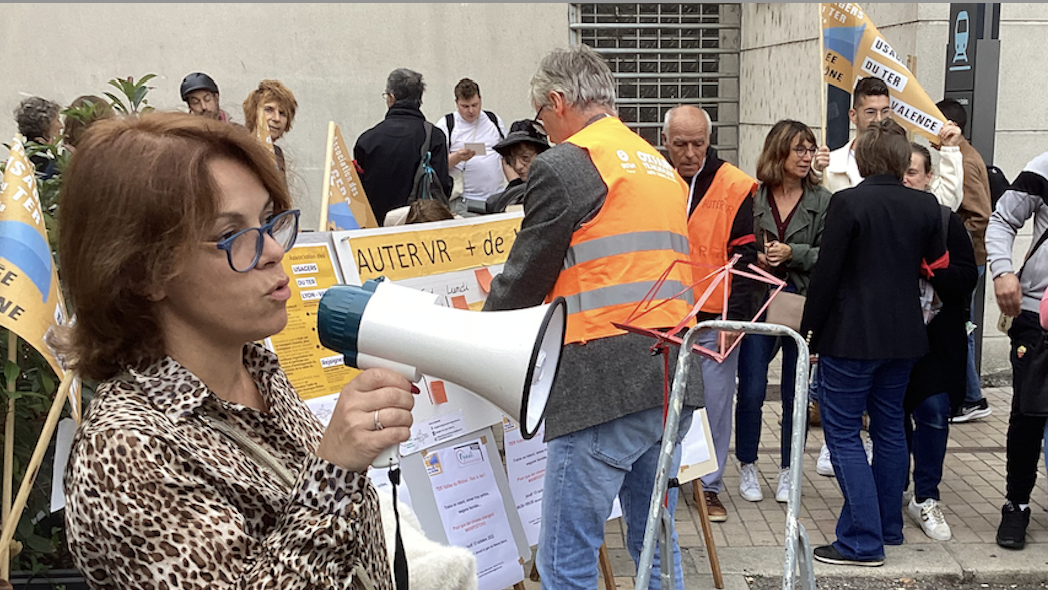 Dans le cadre du Tour Alternatiba, lundi, une manifestation… en pyjama devant la gare de Vienne pour protester contre le couvre-feu ferroviaire