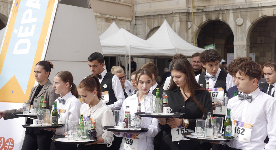 Près de 200 participants à la Course des garçons de café à Vienne : le vainqueur est un « pro » récidiviste, Florian de l’Aperi’klub