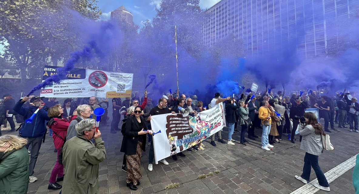 700 manifestants devant le siège de la Métropole de Lyon pour « dire stop à la fermeture de Lyon et du Grand Lyon »