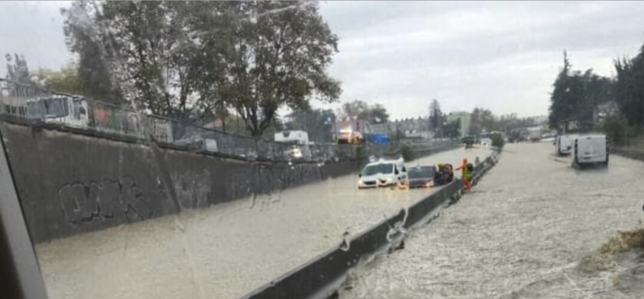 Inondations : l’A47 disparaît sous les eaux à hauteur de Givors, le centre commercial  Givors2 Vallée, sinistré