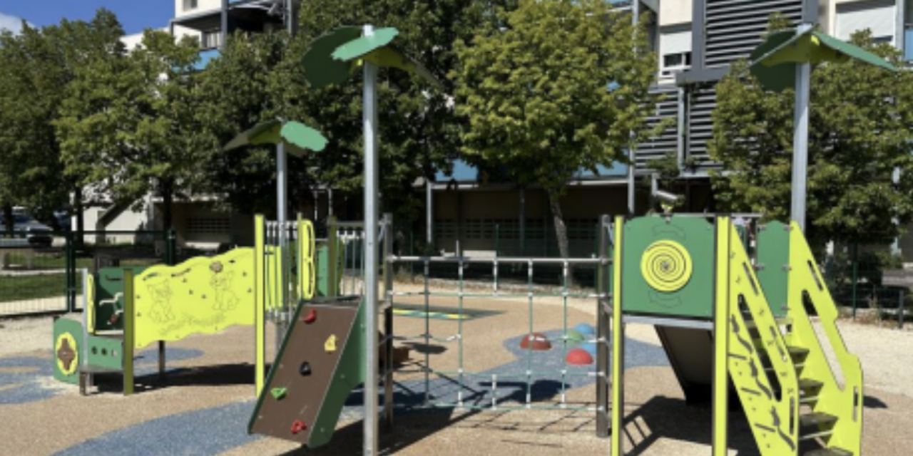 Aire de jeux, mobilier urbain, terrain de pétanque, table de ping pong… : la place Auguste Perret inaugurée à Malissol