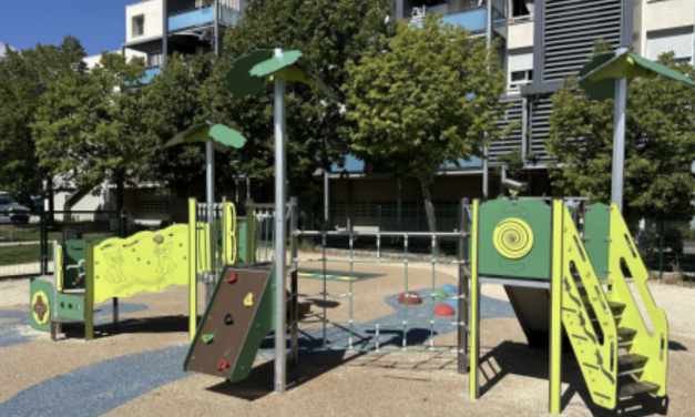 Aire de jeux, mobilier urbain, terrain de pétanque, table de ping pong… : la place Auguste Perret inaugurée à Malissol