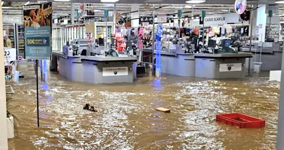 Durement éprouvé par les inondations, le centre Commercial Givors2 Vallées ne pourra pas rouvrir avant au moins  2 semaines !