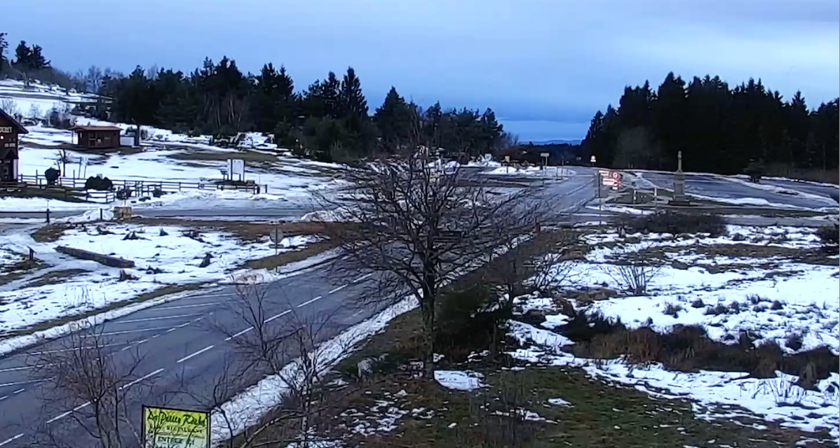 Le redoux a eu raison du manteau neigeux : les pistes de ski fermées depuis ce matin à l’Espace Nordique du Bessat dans le Pilat