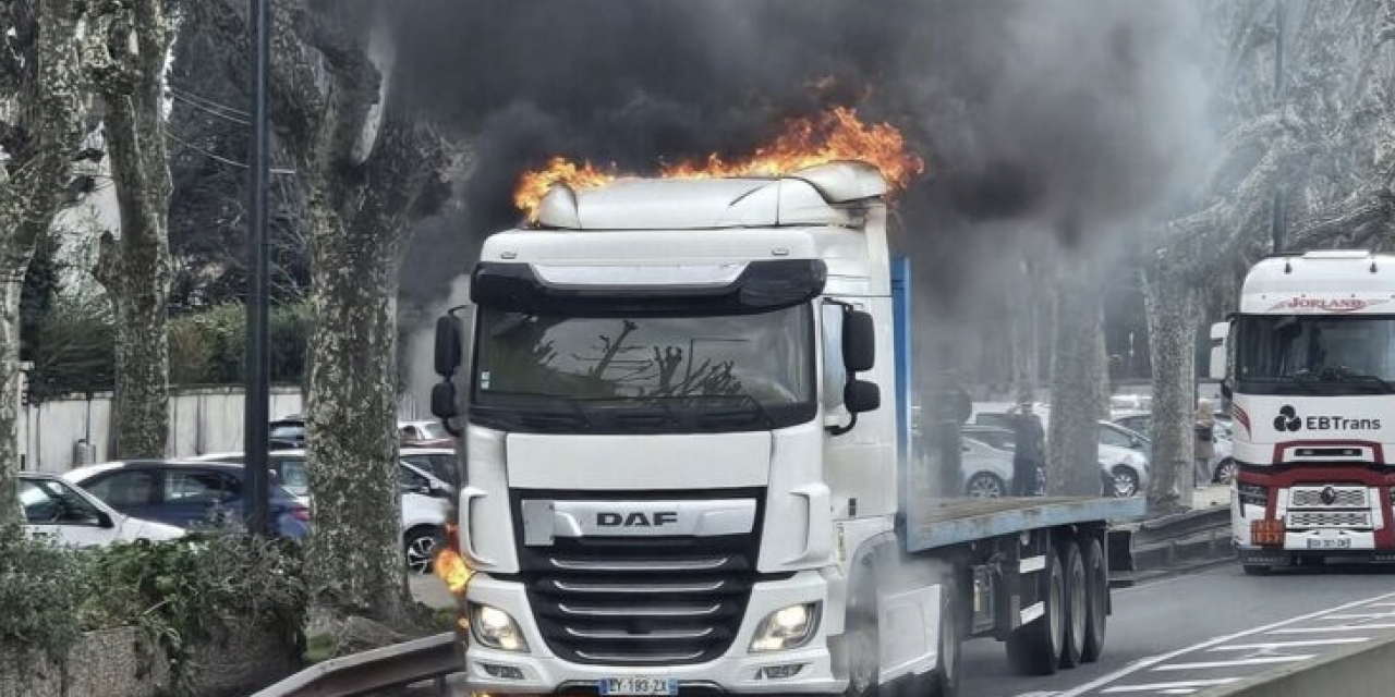 Gros bouchons cet-après-midi à Vienne, suite à l’incendie d’un poids-lourd sur la voie-expresse, à hauteur du quai Riondet